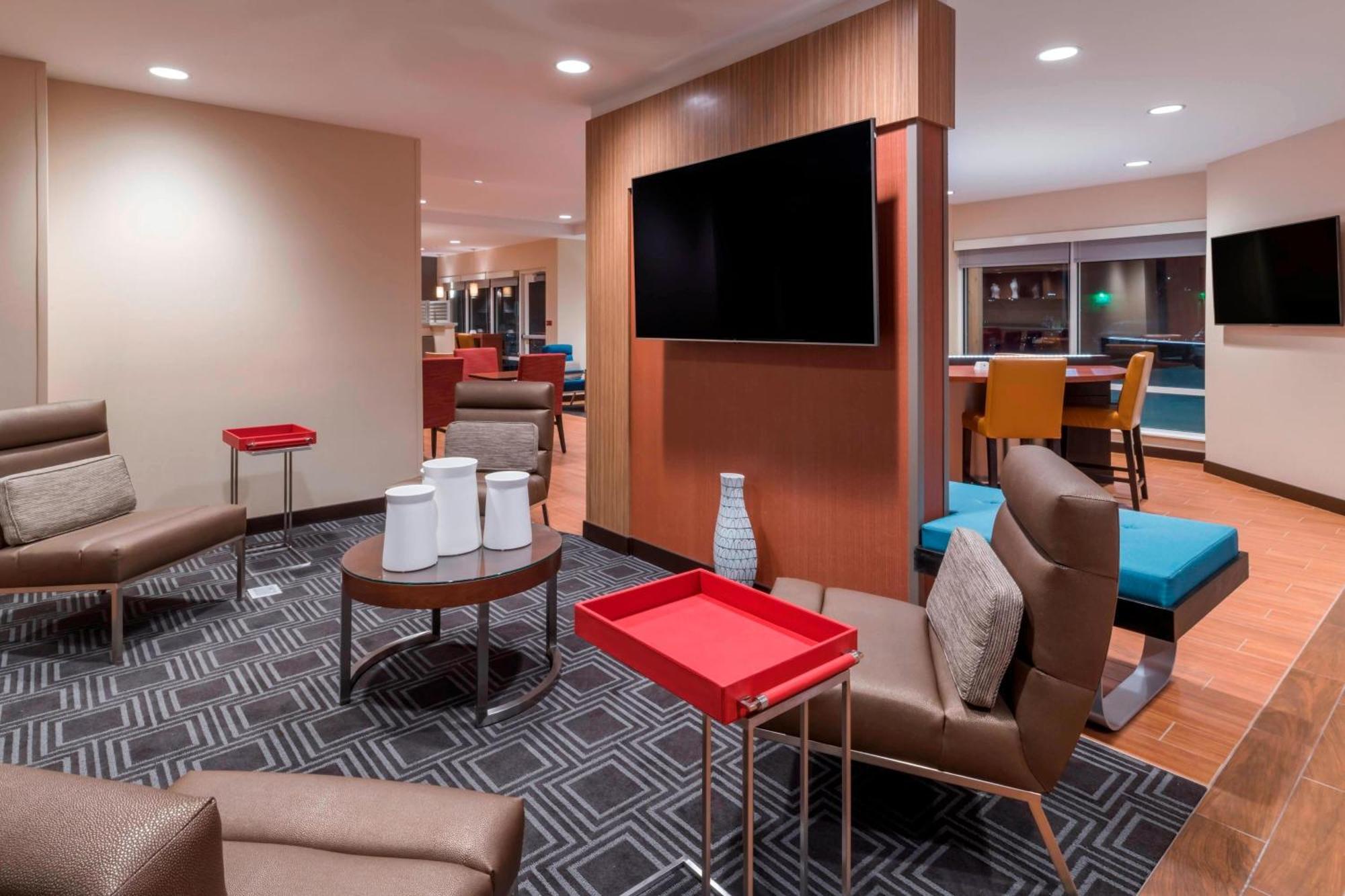 Towneplace Suites By Marriott Hays Exteriér fotografie