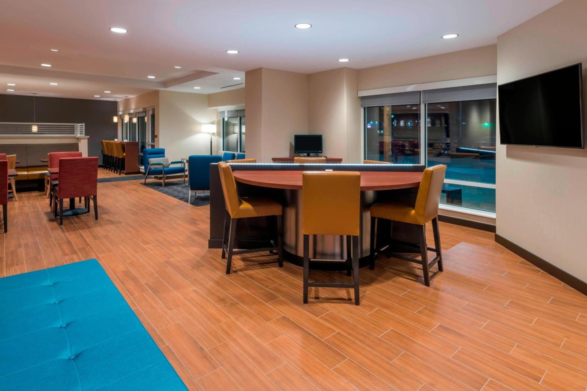 Towneplace Suites By Marriott Hays Exteriér fotografie